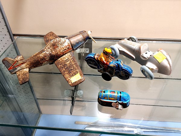 Lot 1462 - TIN TOYS