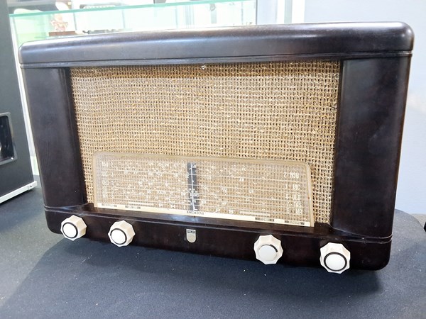 Lot 1365 - BAKELITE RADIO
