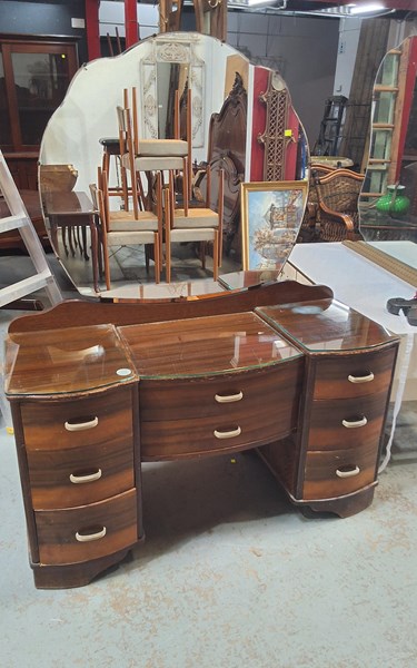 Lot 549 - DRESSING TABLE
