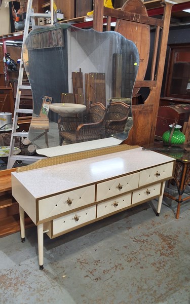 Lot 531 - DRESSING TABLE