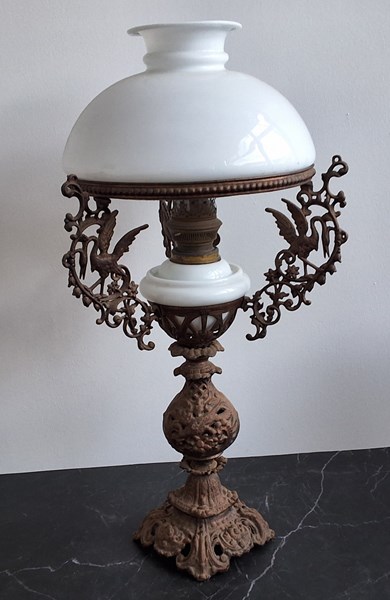 Lot 1669 - KEROSENE LAMP
