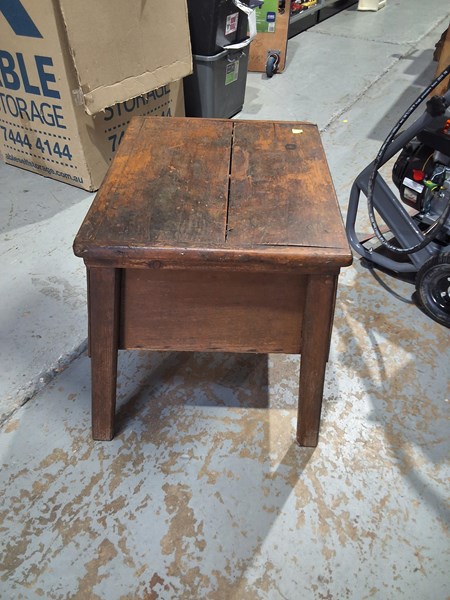 Lot 446 - COMMODE