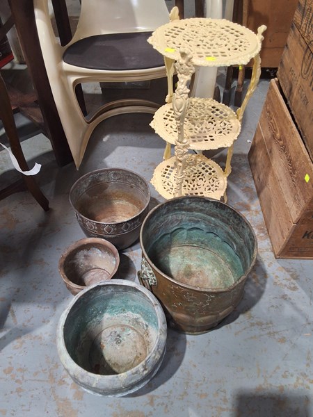 Lot 359 - STAND AND POTS