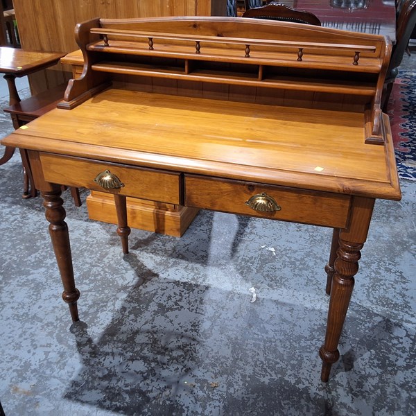 Lot 162 - DESK