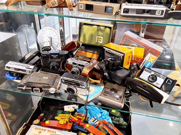 Lot 1666 - CAMERAS