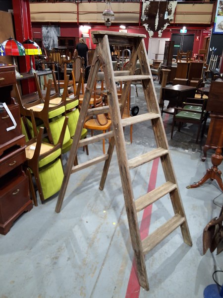 Lot 598 - LADDER