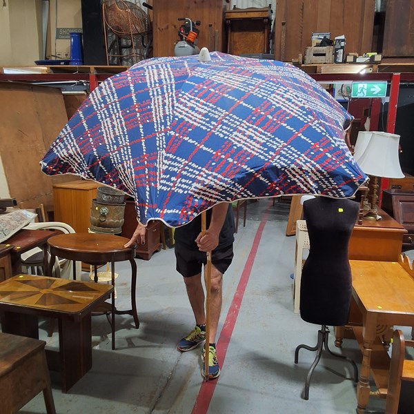 Lot 616 - PICNIC UMBRELLA
