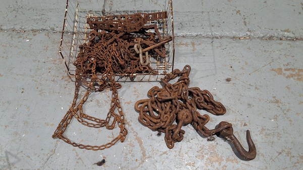 Lot 606 - CHAINS