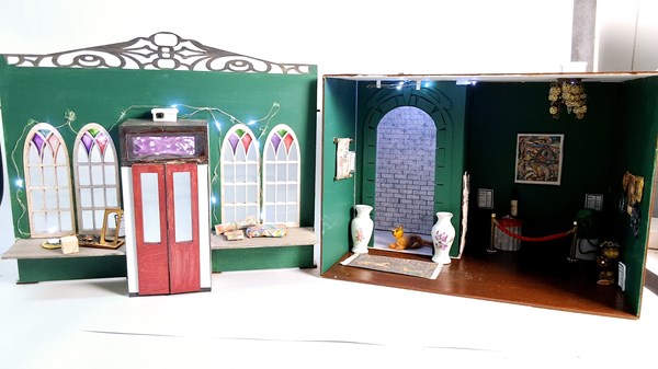 Lot 1548 - DOLLS HOUSE