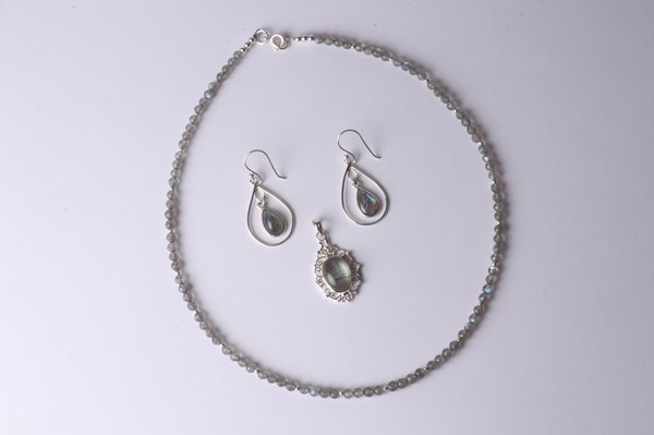 Lot 1184 - JEWELLERY SUITE