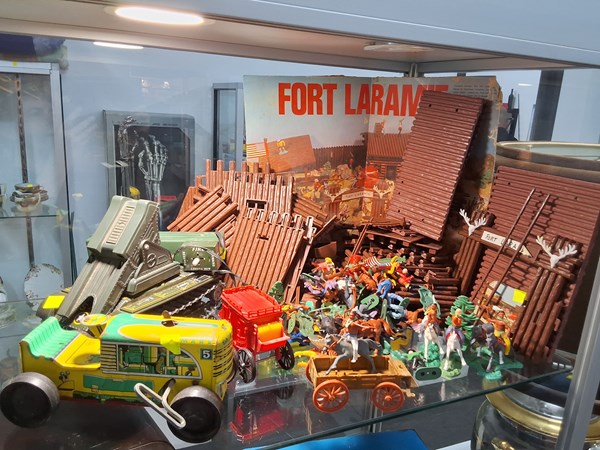 Lot 1473 - VINTAGE TOYS