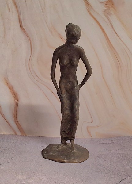 Lot 1570 - FEMALE FIGURE