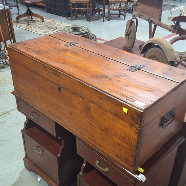 Lot 366 - TRUNK