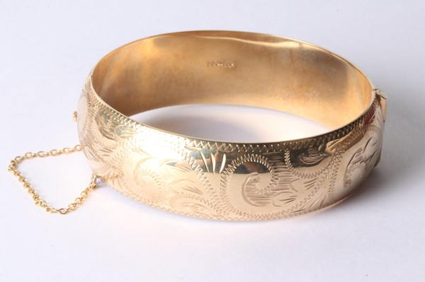 Lot 1045 - GOLD BANGLE