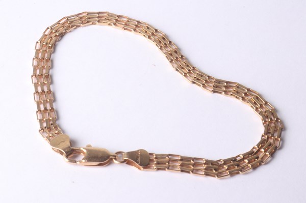 Lot 1075 - GOLD BRACELET