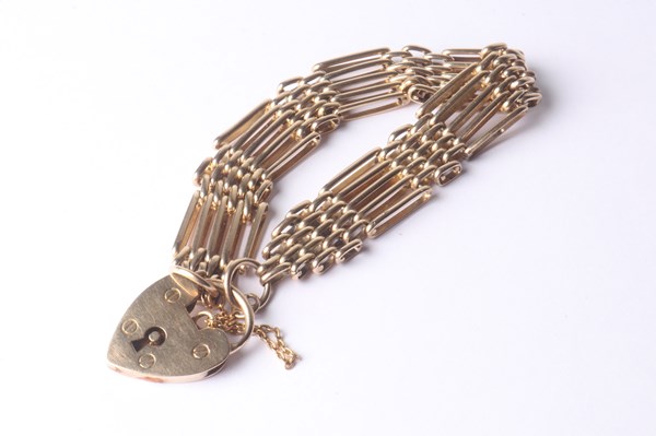 Lot 1085 - GOLD BRACELET