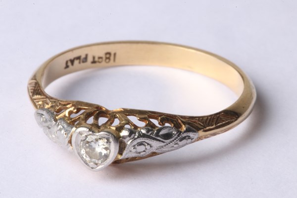 Lot 1015 - GOLD & DIAMOND RING
