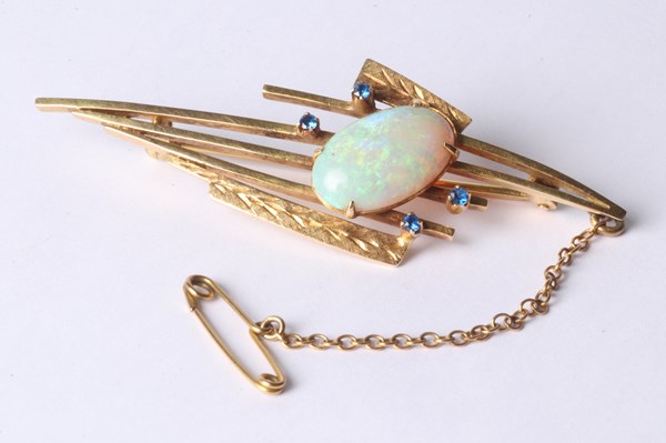 Lot 1062 - GOLD & OPAL BROOCH