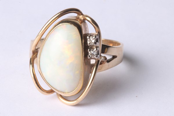 Lot 1024 - GOLD & OPAL RING