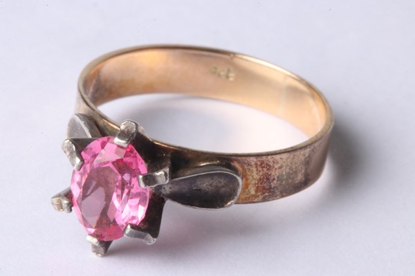 Lot 1031 - GOLD RING