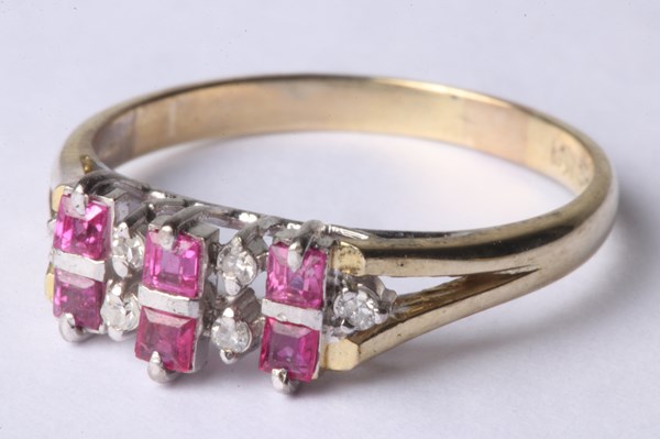 Lot 1032 - GOLD RING