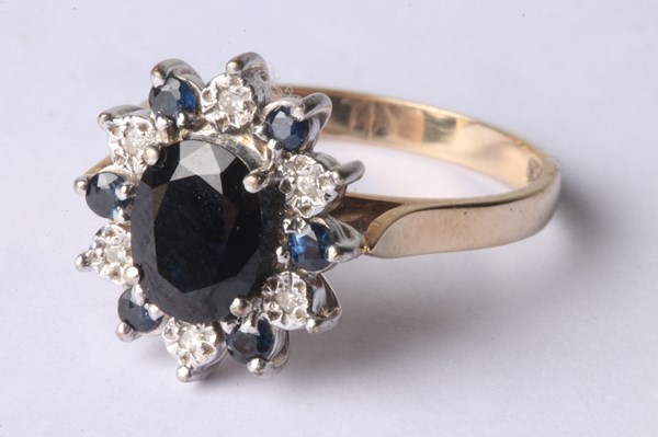 Lot 1022 - GOLD & SAPPHIRE RING
