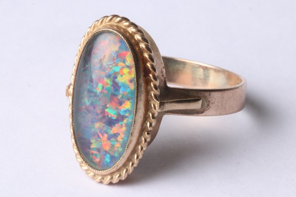 Lot 1005 - GOLD & OPAL RING