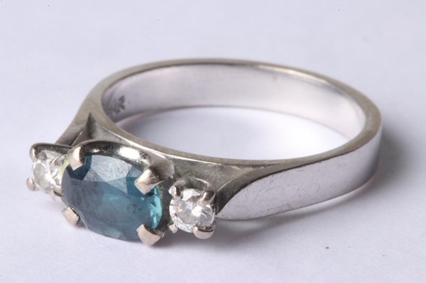 Lot 1080 - GOLD RING