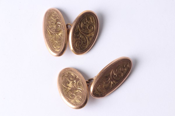 Lot 1065 - GOLD CUFFLINKS
