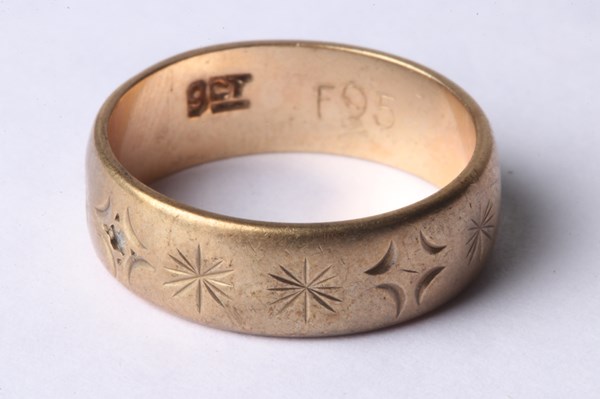 Lot 1029 - GOLD RING