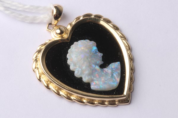 Lot 1069 - GOLD PENDANT
