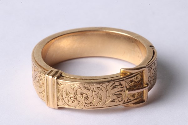 Lot 1010 - GOLD RING