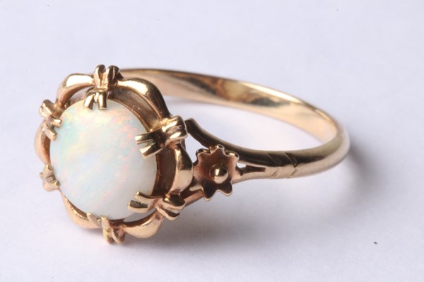 Lot 1016 - GOLD OPAL RING