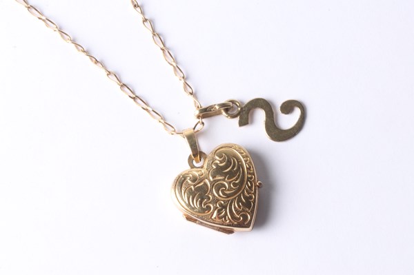 Lot 1051 - GOLD LOCKET & CHAIN