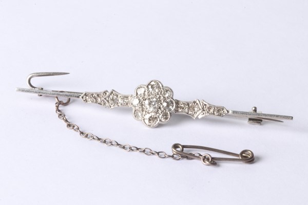 Lot 1043 - BROOCH