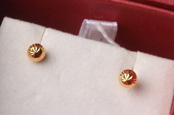 Lot 1093 - GOLD STUDS