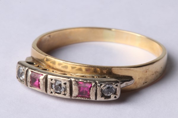 Lot 1004 - GOLD RING