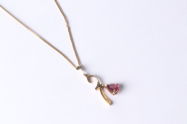 Lot 1053 - GOLD NECKLACE