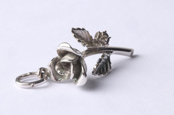 Lot 1079 - GOLD PENDANT