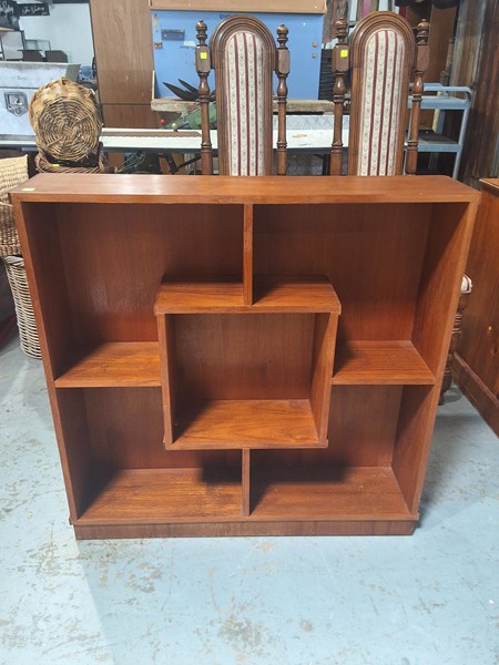 Lot 319 - BOOKSHELF