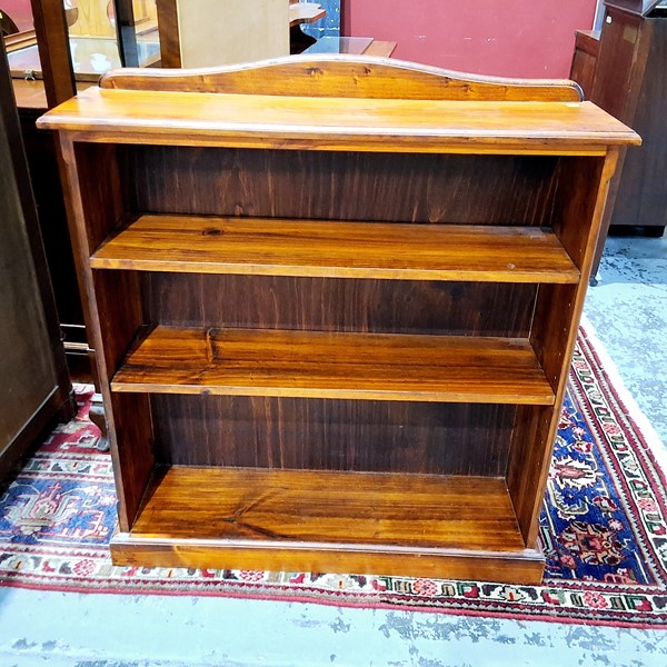 Lot 17 - BOOKSHELF