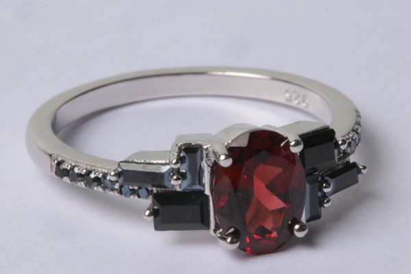 Lot 1018 - RING