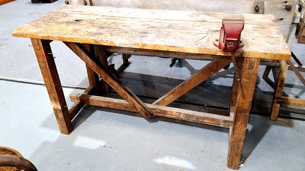 Lot 576 - WORKSHOP BENCH