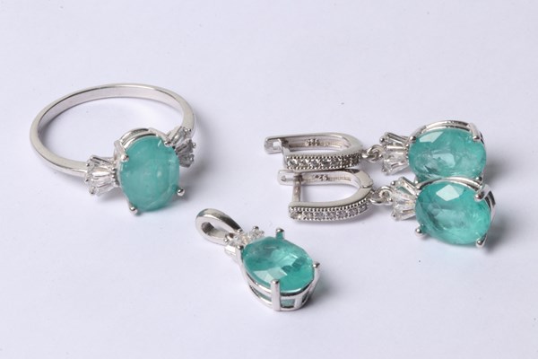 Lot 1032 - JEWELLERY SUITE