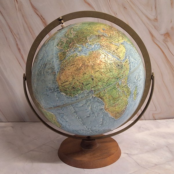 Lot 1520 - WORLD GLOBE