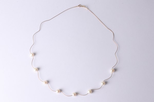 Lot 1039 - GOLD & PEARL NECKLACE