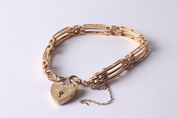 Lot 1084 - GOLD BRACELET