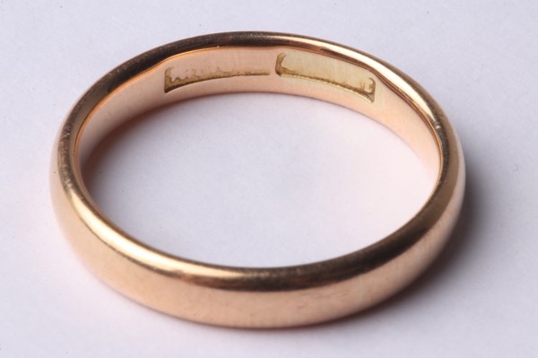 Lot 1033 - GOLD RING