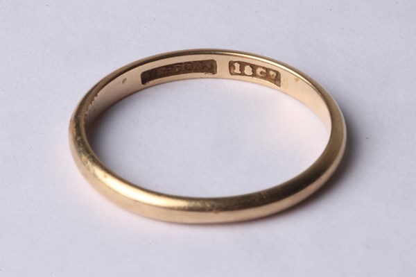 Lot 1035 - GOLD RING