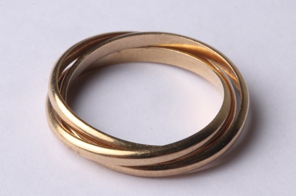 Lot 1034 - GOLD RING